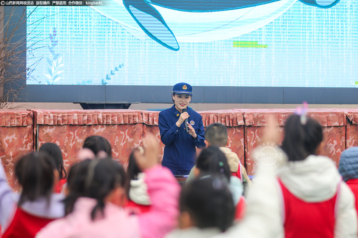      活动伊始，消防员们为孩子们带来了一堂生动的消防安全知识课。他们利用浅显易懂的语言，向孩子们讲解了火灾的危害、如何预防火灾、如何正确报警以及如何在火灾中自救等消防安全知识。