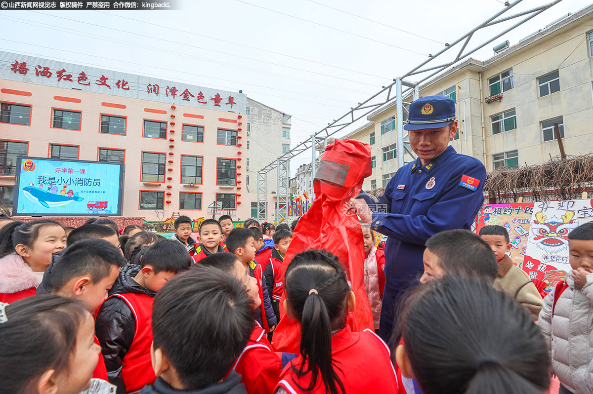      随着活动的圆满结束，孩子们在欢声笑语中结束了这堂特殊的开学第一课。然而，消防安全教育的脚步并不会停止，它将继续贯穿于孩子们的学习和生活中，成为他们成长道路上不可或缺的一部分。