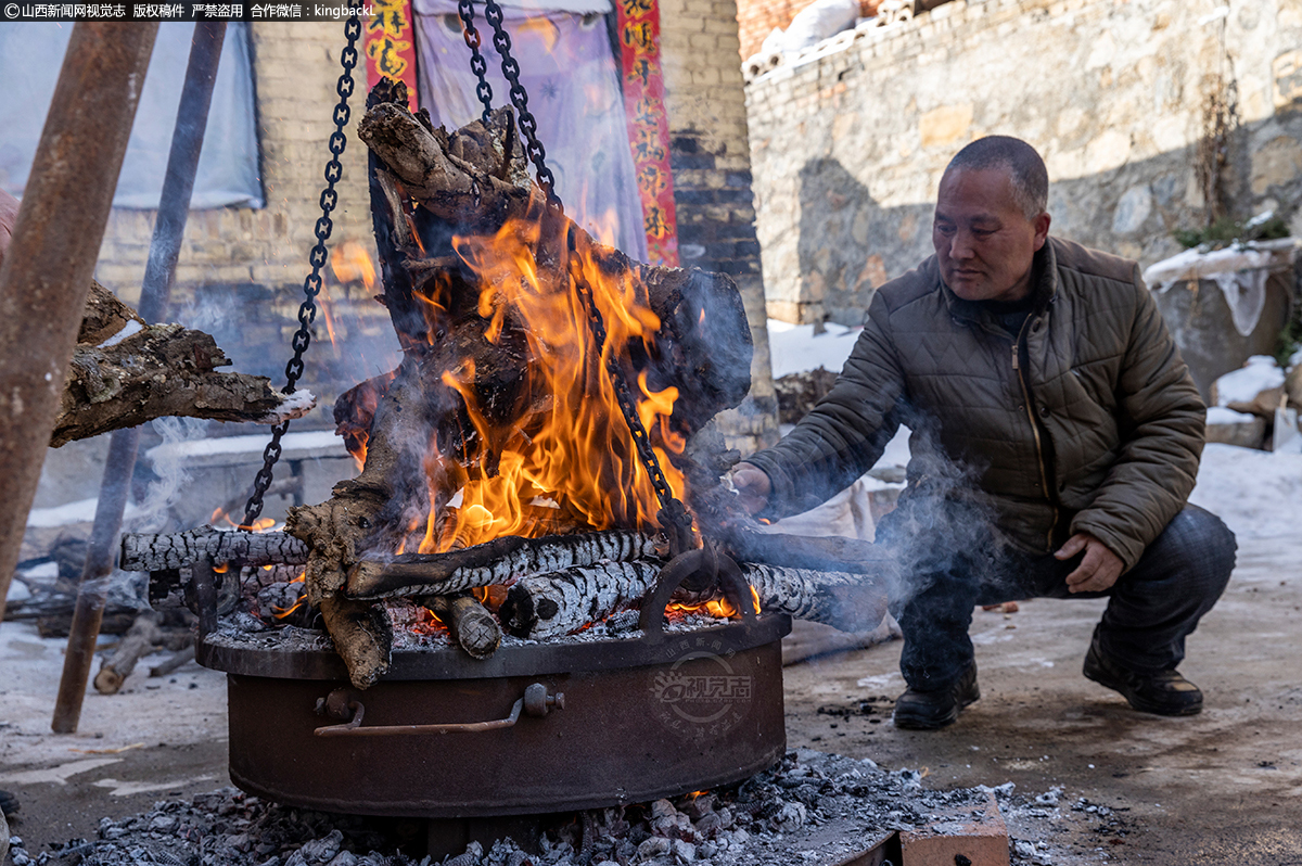      院里点火烘鏊，托饦对火候的要求比较高，火太大容易焦，火太小不成形，必须得用柴火灶，一点点地去起火温鏊。