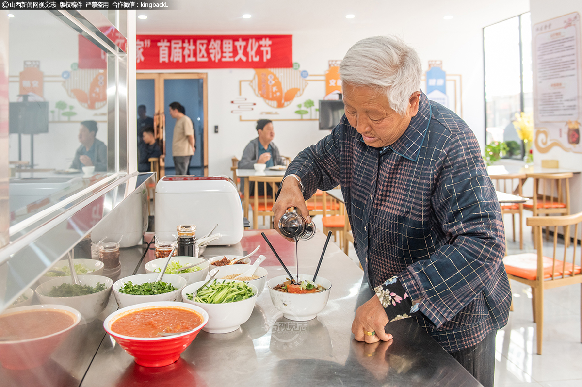      老人们喜欢吃面食，自助小料台可以根据自己的口味进行调味。