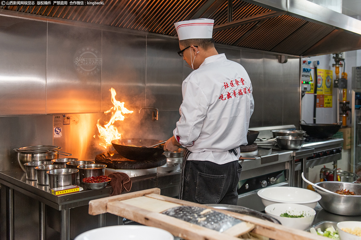      社区食堂占地面积不大，但卫生和环境都很好，开放式厨房让人们吃的放心。