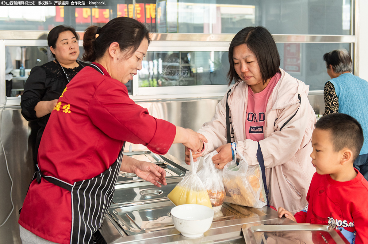      丰富的菜品加上实惠的价格，不仅“圈粉”了周边不少的老年居民，就连在附近居住、工作的年轻人，也开始尝鲜社区食堂。