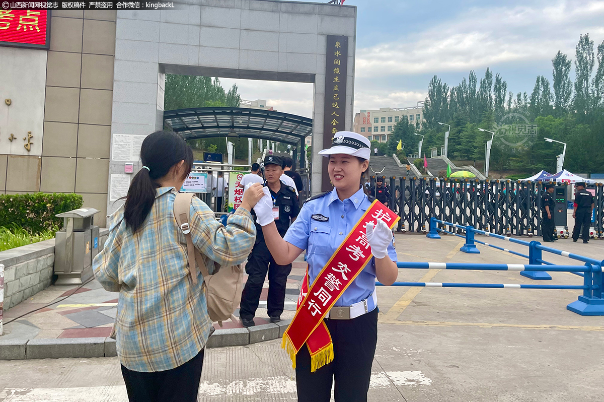      6月7日，山西阳泉一中考点，交警助力高考，为考生加油打气。（山西新闻网特约摄影师：李清珍）