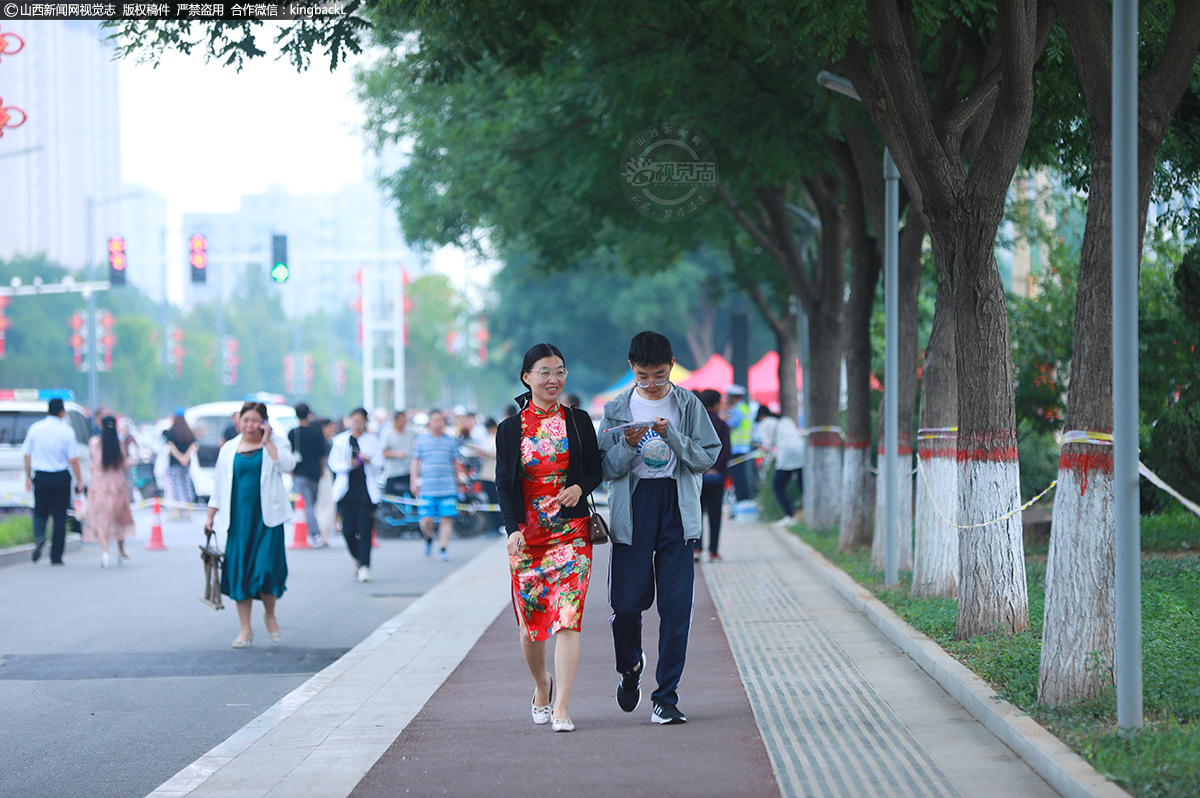      6月7日，山西侯马一中考点，家长穿旗袍送孩子到考场。（摄影师：郭民宪）