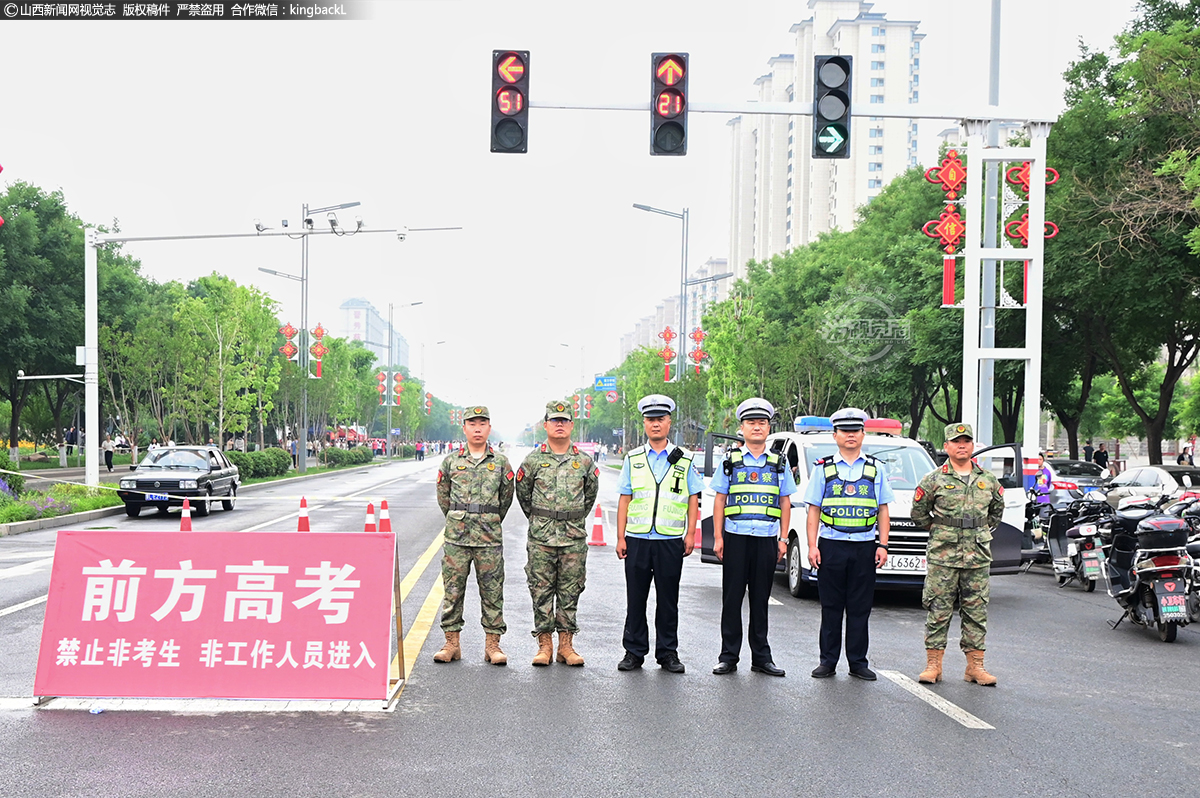      6月7日，山西侯马一中考点，交警武警助力高考。（摄影师：郭民宪）