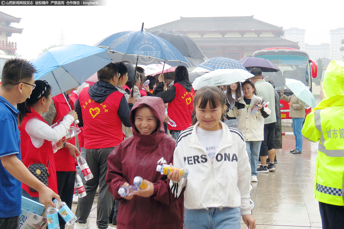      6月7日，山西灵丘一中考点，考生冒雨进入考场。（山西新闻网特约摄影师：孟帅）