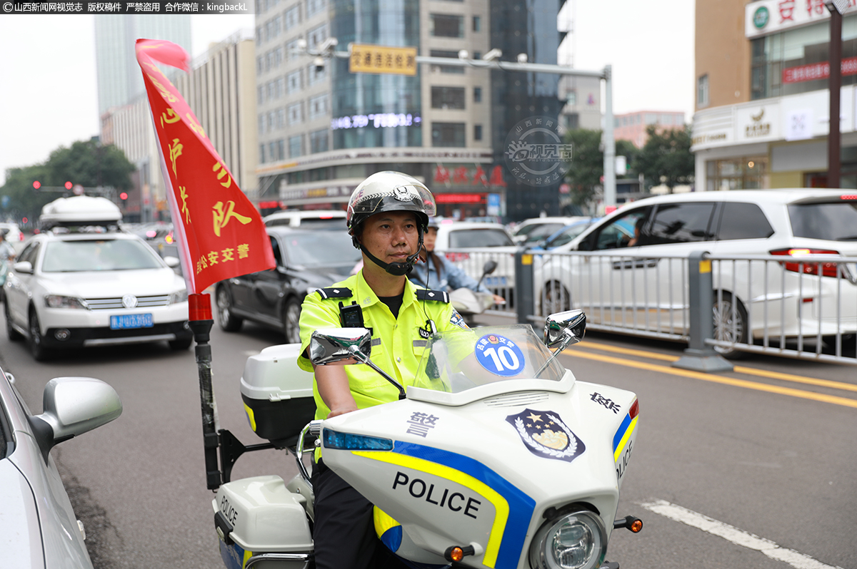      6月7日，山西离石龙凤小学考点，吕梁市公安局交警支队执勤交警为高考助力。（山西新闻网特约摄影师：任建宇）