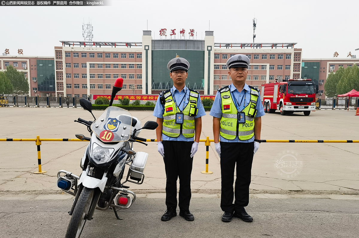      6月7日，山西稷山稷王中学考场，交警执勤人员为考生保驾护航。（山西新闻网特约摄影师：史云平）