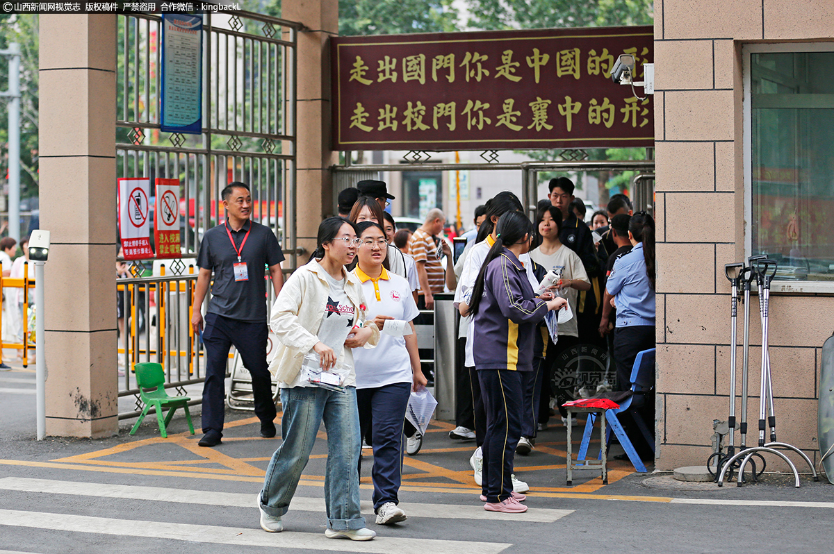      6月7日，在山西襄汾高级中学考点，考生有序进入考点。（山西新闻网特约摄影师：李现俊）