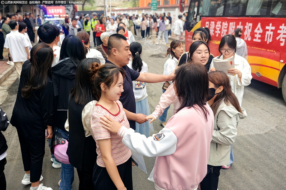      6月7日，山西吕梁市离石区南关小学考点，考前家长对孩子的嘱托。（山西新闻网特约摄影师：吴继才）