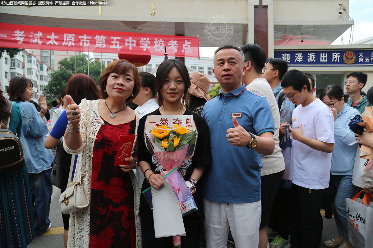      6月7日，山西太原五中考场外，父母为孩子加油打气。（山西新闻网特约摄影师：李红）