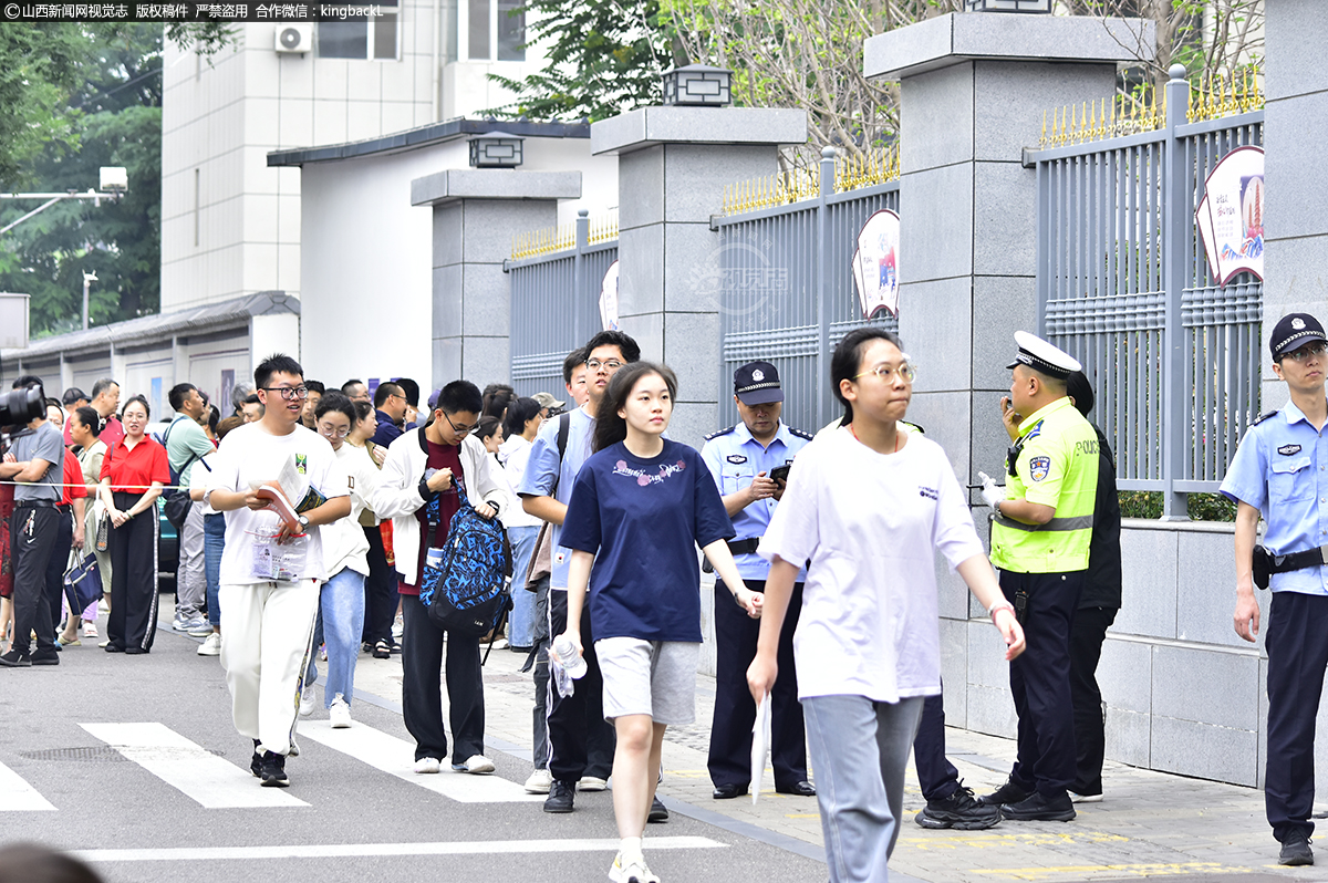      6月7日，山西太原三十八中考场，考生意气风发走进考场。（山西新闻网特约摄影师：付宇林）