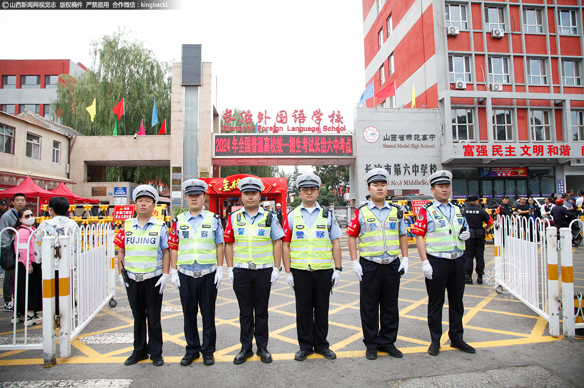      6月7日，山西长治市第六中学考点交警护航高考。（山西新闻网特约摄影师：张向军）