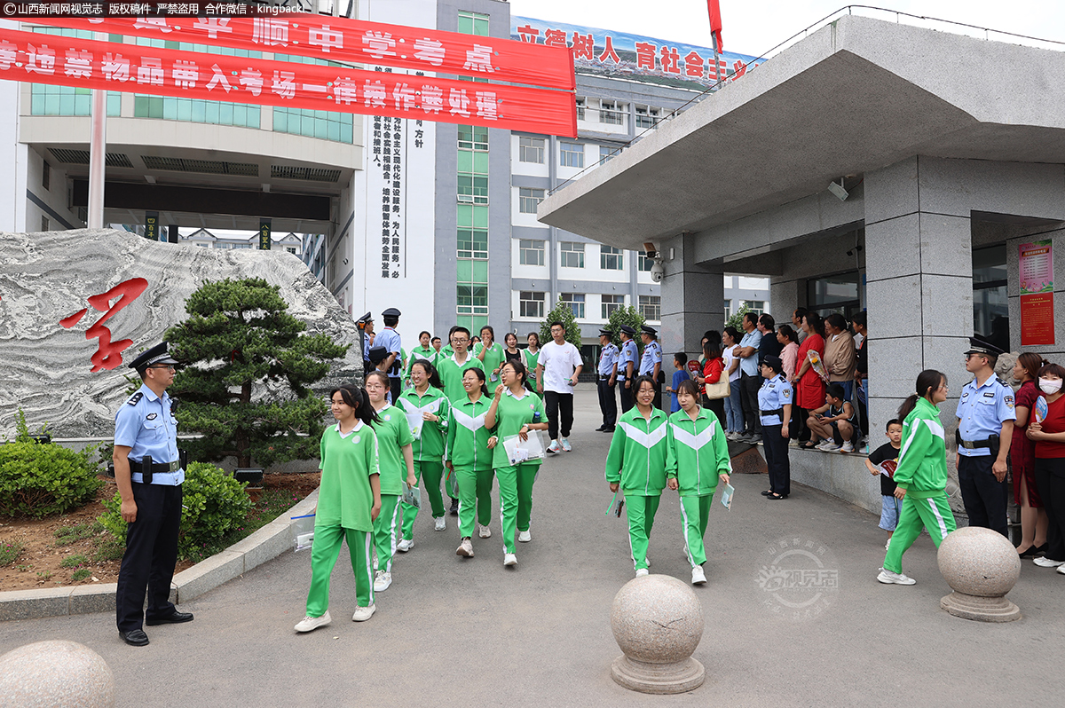      6月7日，在山西长治市平顺县平顺中学考点，首门考试结束，考生走出考场。（山西新闻网特约摄影师：王超）