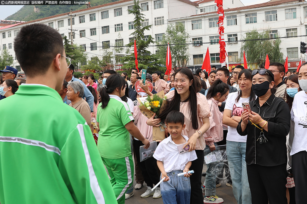      6月7日，在山西长治市平顺县平顺中学考点，首门考试结束，家长为考生准备了鲜花予以鼓励。（山西新闻网特约摄影师：王超）