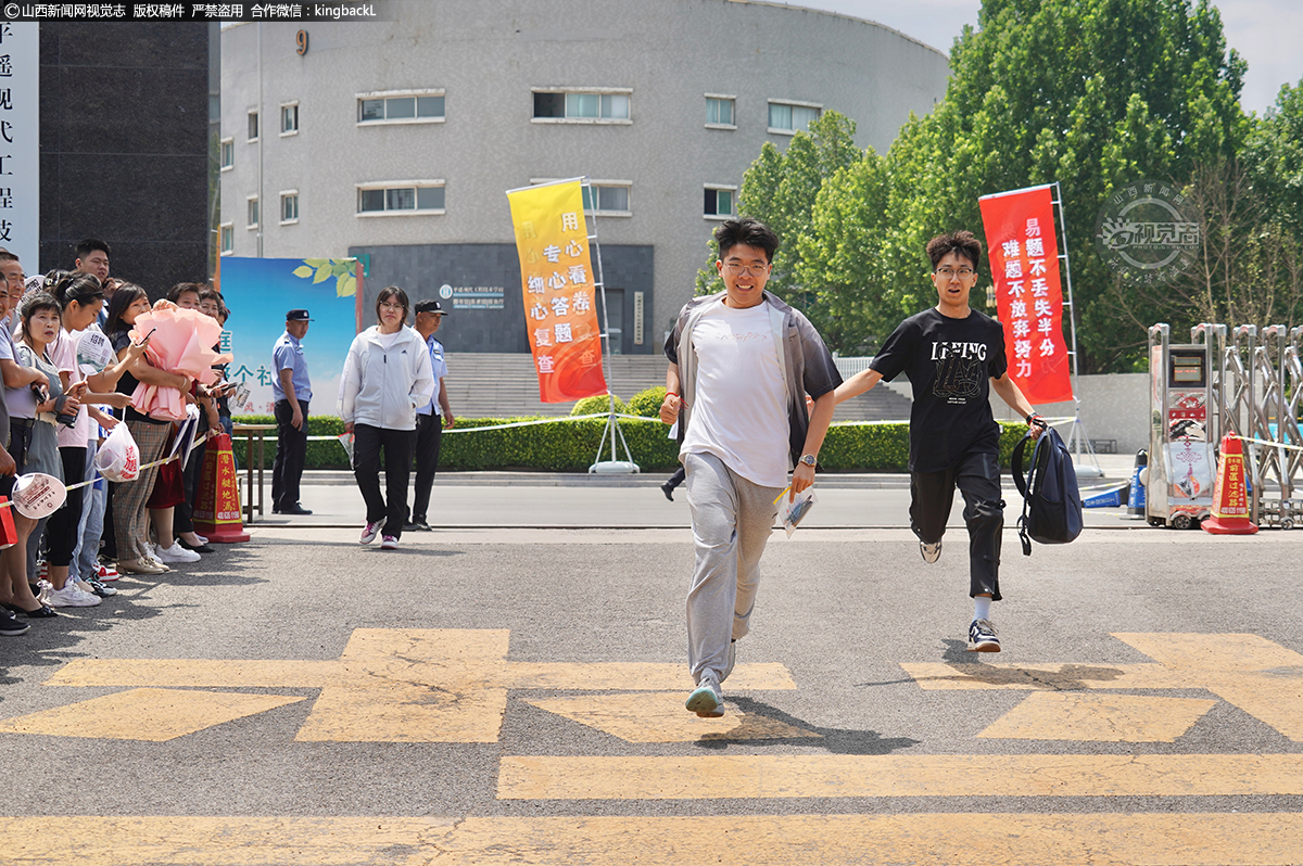      6月7日，山西平遥现代工程技术学校考点，首场考试结束，第一个跑出考场的考生。（山西新闻网特约摄影师：雷岩峰）