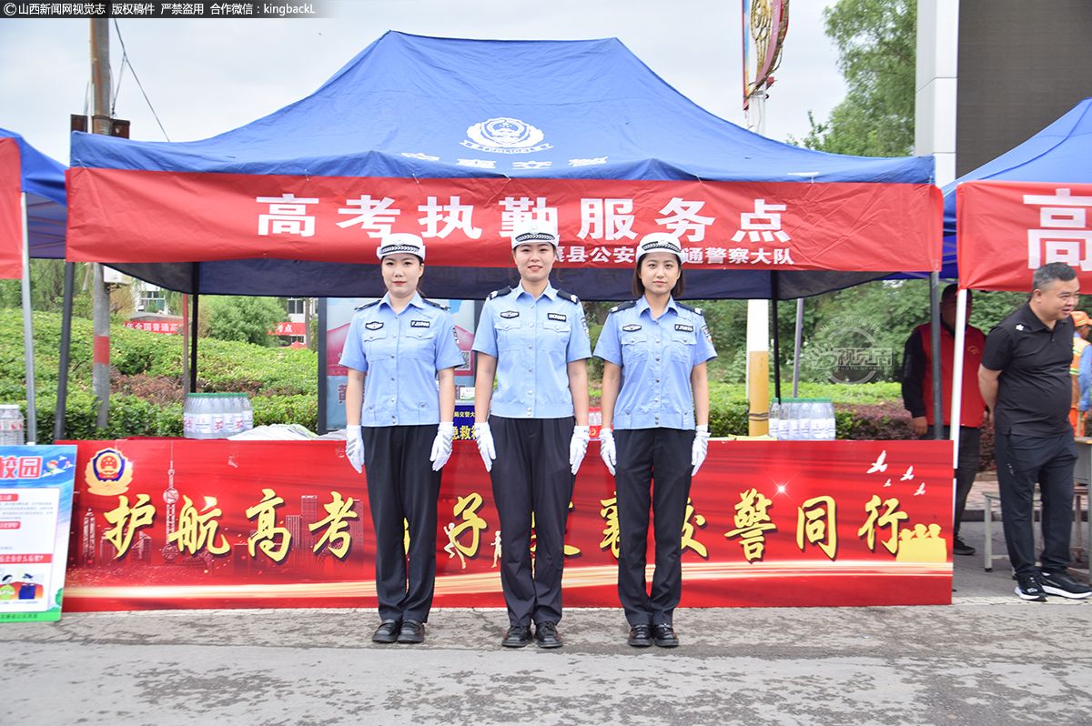      6月7日，山西定襄中学考点，定襄县公安局交通警察大队护航高考。（山西新闻网特约摄影师：赵延军）