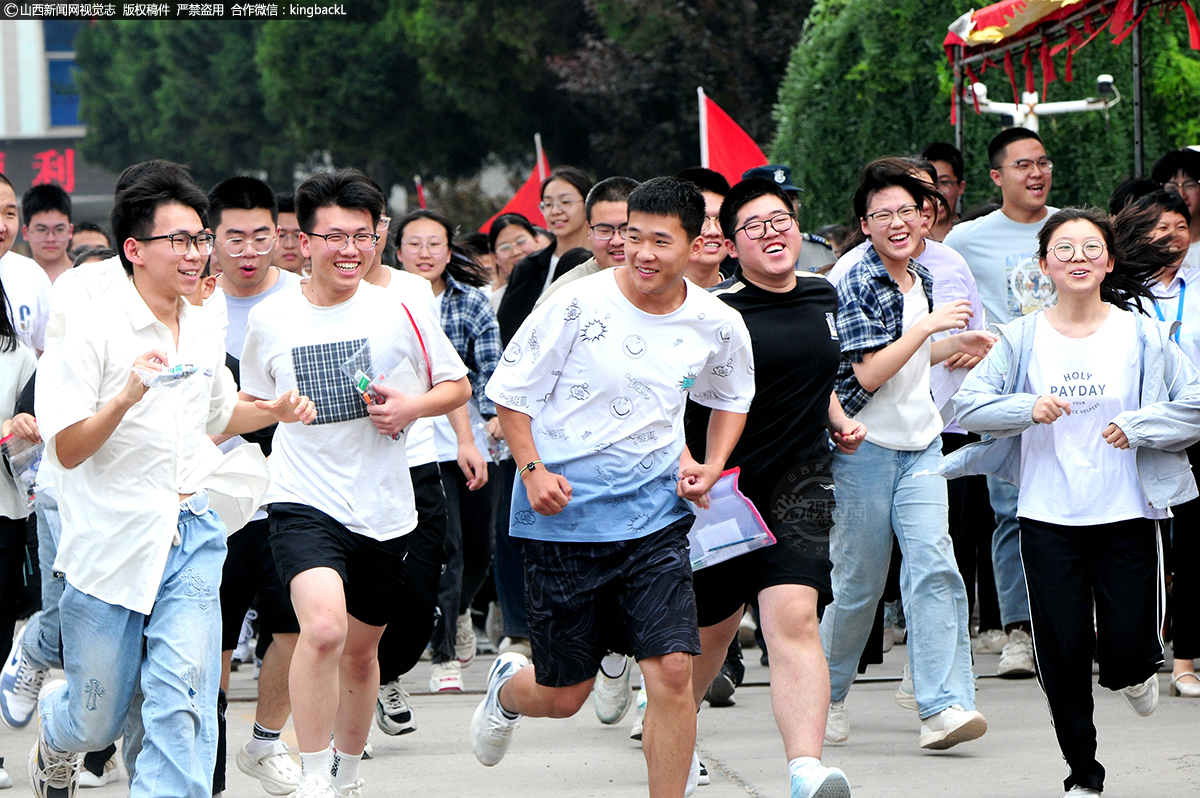      6月7日，山西万荣中学考点，首门考试结束，考生高兴的跑出考场。（摄影师：张怀心）