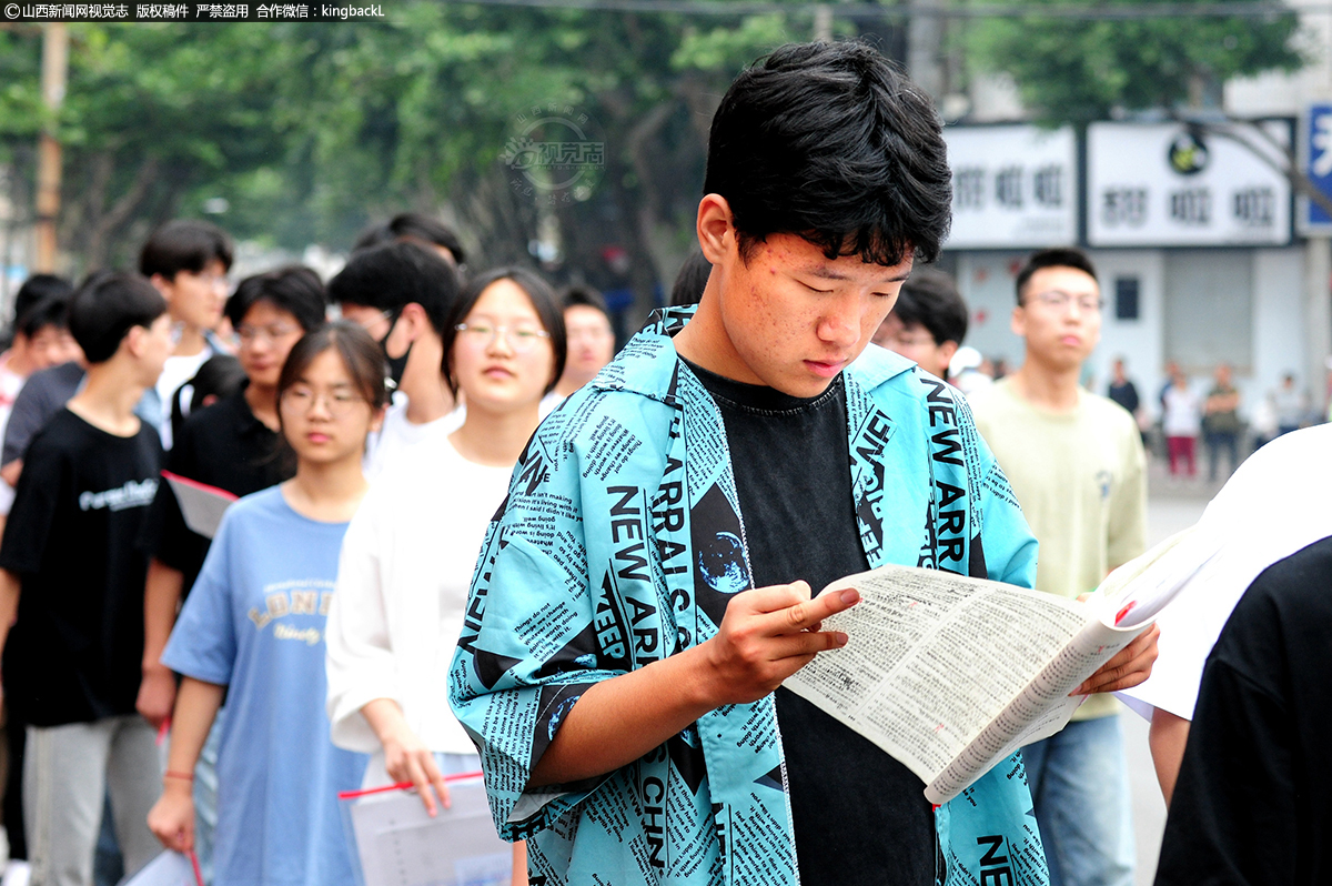      6月7日，山西万荣中学考点，考生进考场前认真复习。（摄影师：张怀心）