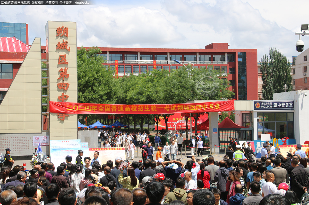      6月7日，山西朔州市朔城区第四中学考点，考生有序走出考场。（山西新闻网特约摄影师：赵福胜）