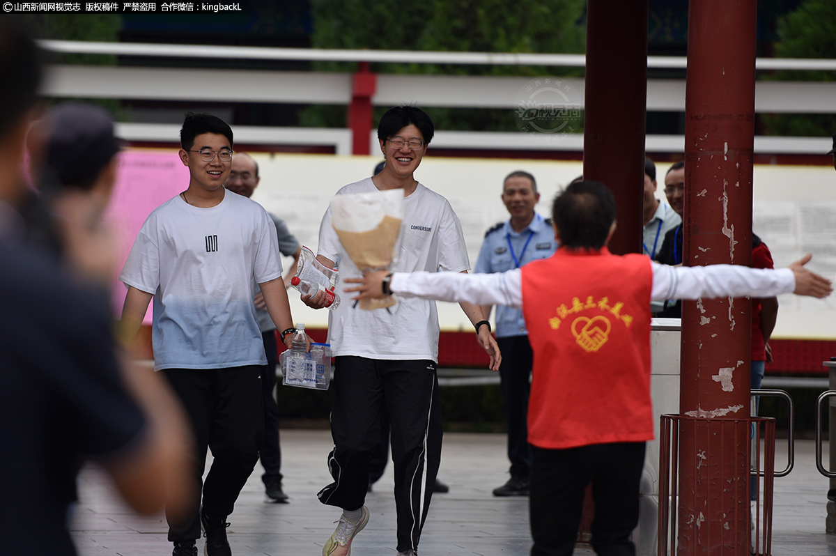      6月7日，山西曲沃中学考点，一名志愿者和走出考场的考生拥抱。（山西新闻网特约摄影师：乔晋春）