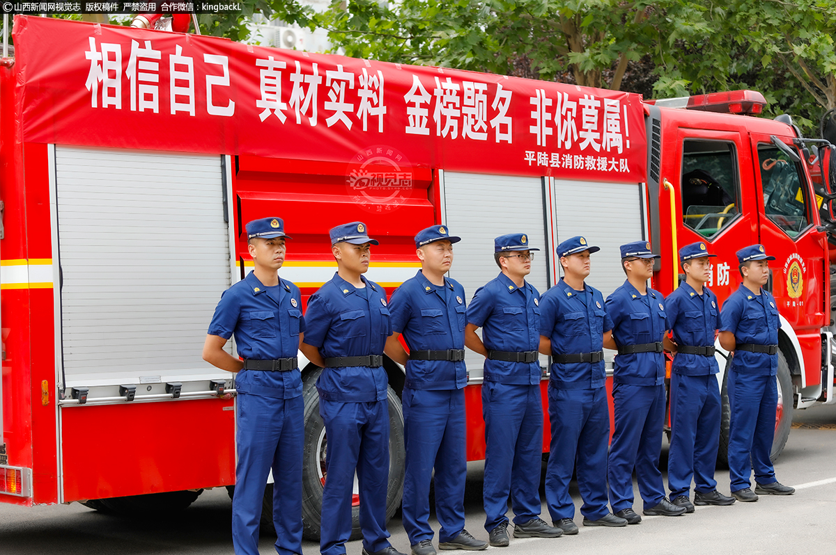      6月7日，山西平陆县，各考点外消防员用自己的行动默默地为高考保驾护航。（摄影师：权永军）