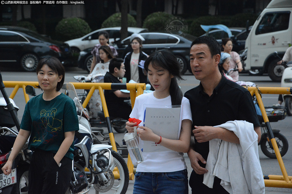      6月7日，山西运城理想学校考点，参加考试的学生自信满满的走进考场。（山西新闻网特约摄影师：马双龙）