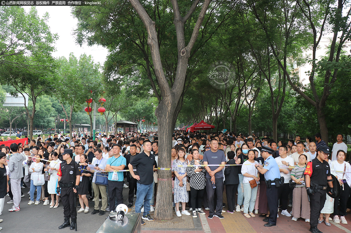      6月7日，山西运城中学考点门口早已是人头攒动，护送孩子参加高考的家长们站满了道路两侧。（摄影师：王哲）