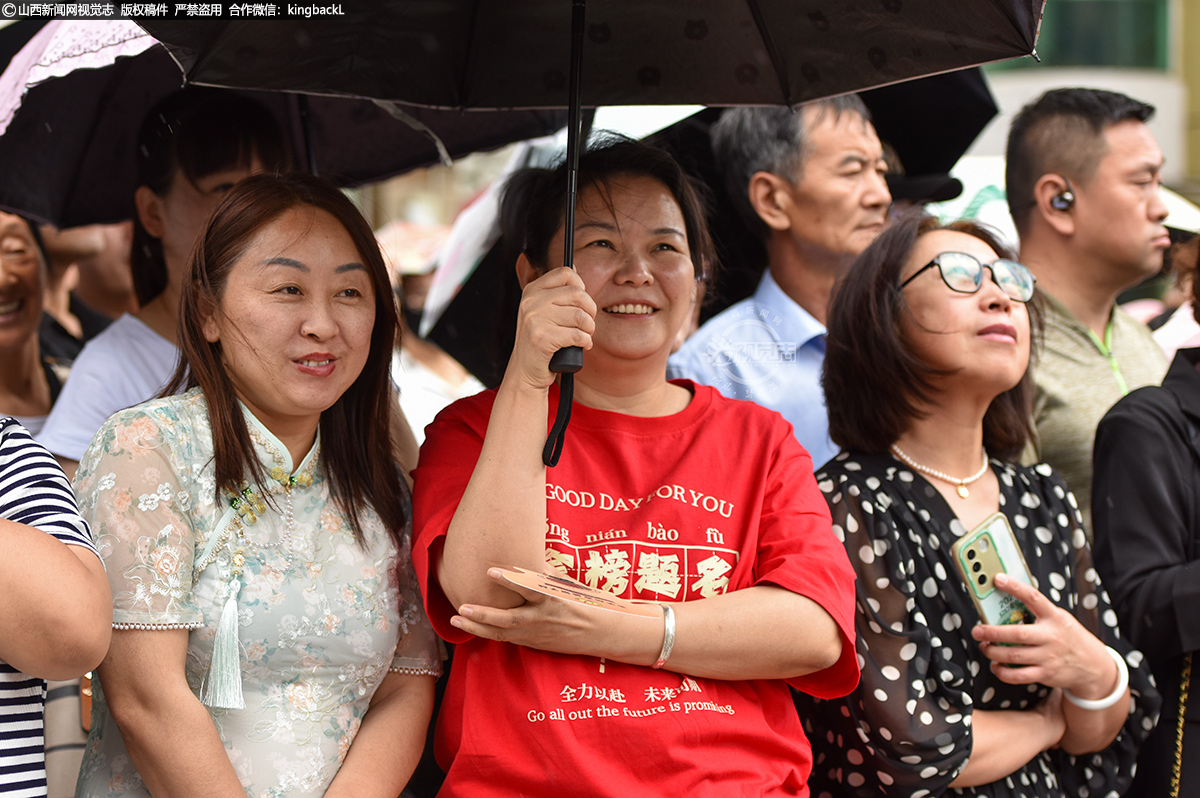      6月7日，山西省太原市十二中考点外，一名家长身着“金榜题名”字样的上衣等候考生出场。（山西新闻网记者：苏航）