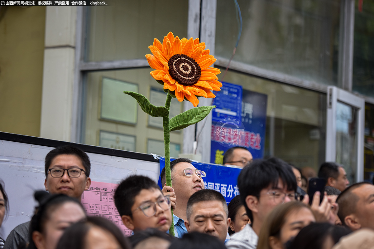      6月7日，山西省太原市十二中考点外，一名家长手持大号“向日葵”等待考生出场。（山西新闻网记者：苏航）