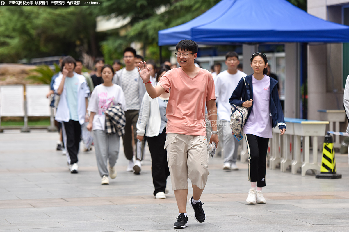      6月7日，山西省太原市十二中考点外，一名考生迈着自信的步伐走出考场。（山西新闻网记者：苏航）