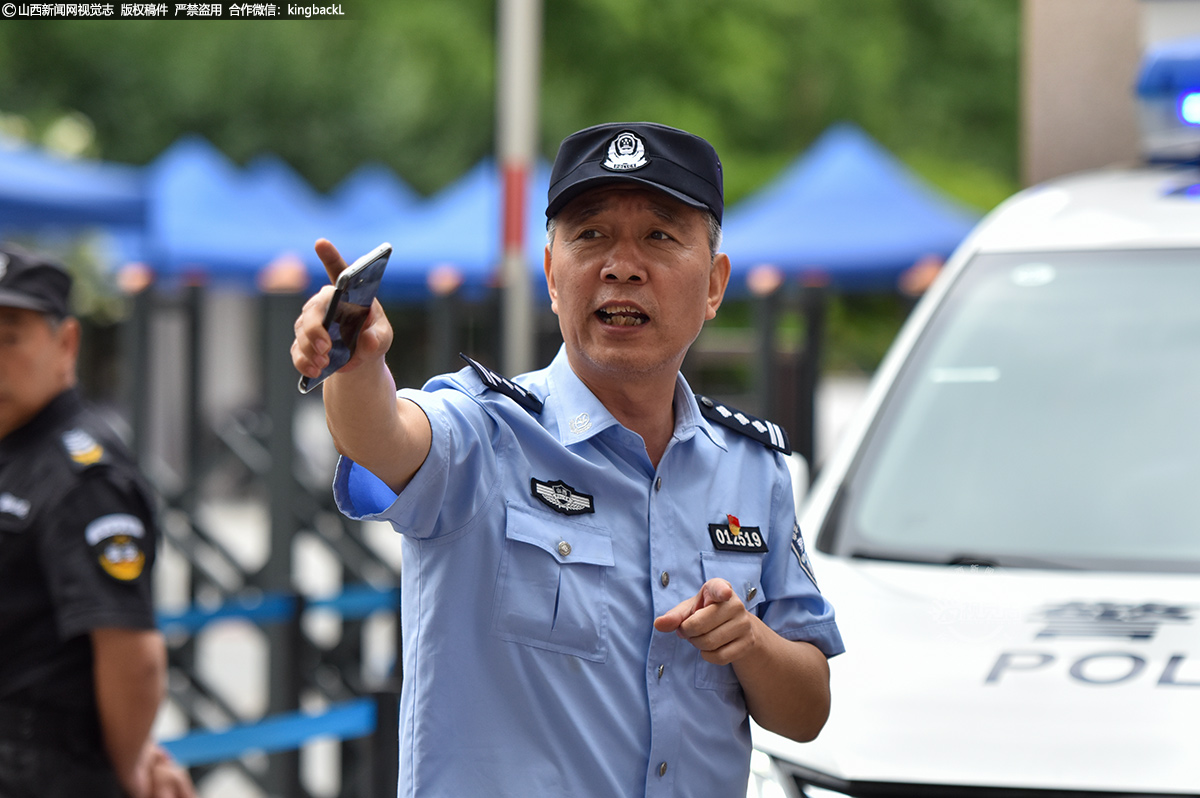      6月7日，太原市第十二中学考点外，一名民警正在维持现场秩序。（山西新闻网记者：苏航）