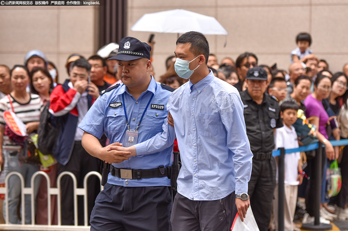      6月7日，太原市第十二中学考点外，民警搀扶行动不便的考生离场。（山西新闻网记者：苏航）