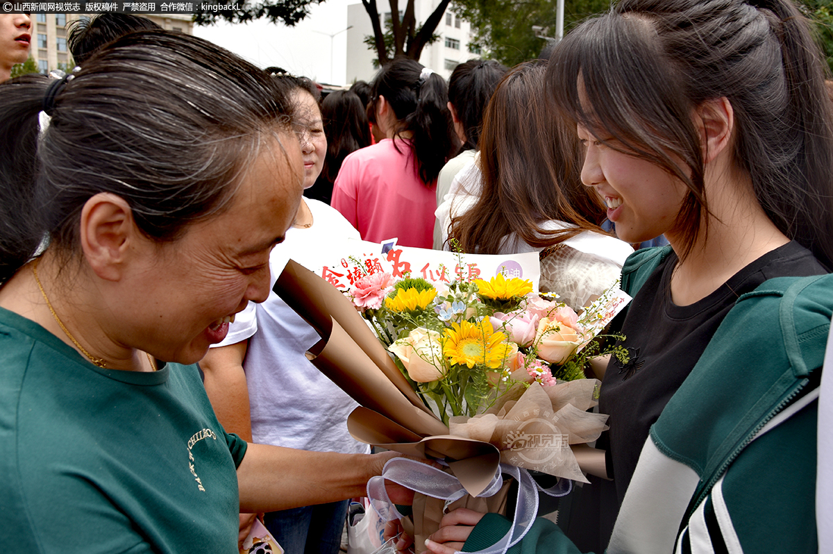      6月7日，山西晋中榆次一中考场外，家长为考生送去鲜花予以鼓励。（山西新闻网特约摄影师：程小珊）