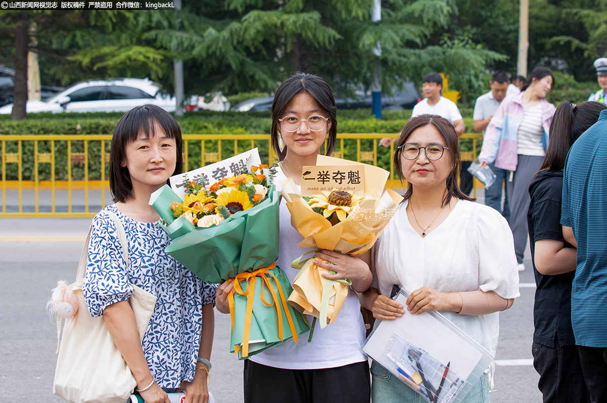      6月7日，山西省夏县中学东校考点，考场外的家长们为考生捧上鲜花，鼓励他们考出最佳成绩。（山西新闻网特约摄影师：姚中吉）