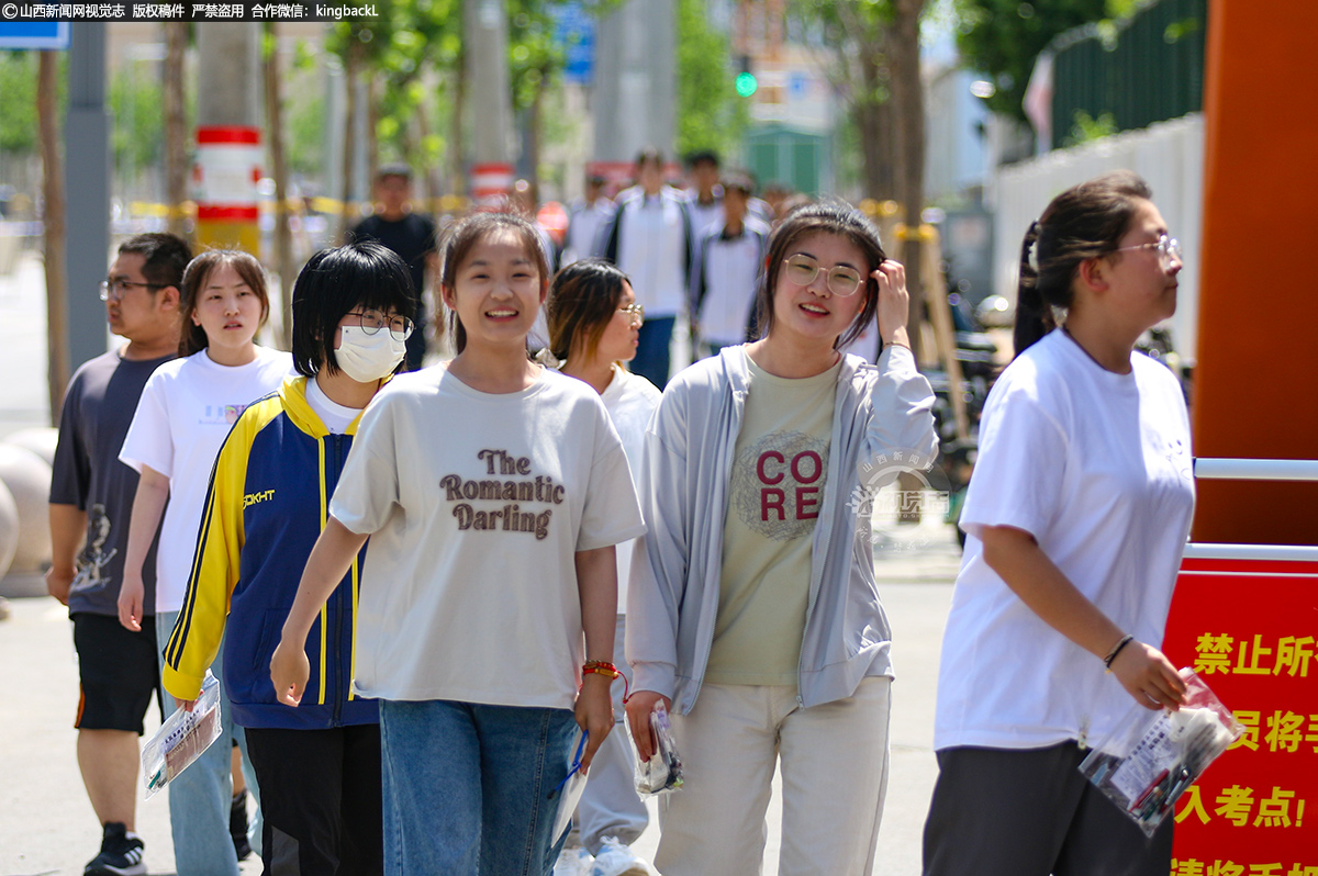      6月7日，山西省武乡县中学校考点，考生从容自信走进考场。（山西新闻网特约摄影师：李勇）