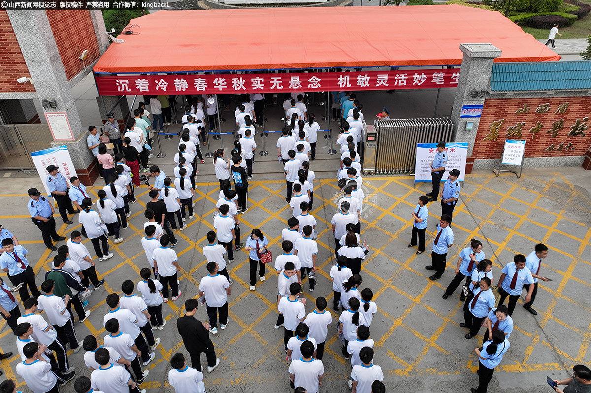      6月7日，山西省翼城县翼城中学考点，考生们有序的进入考场。（摄影师：赵军亨）