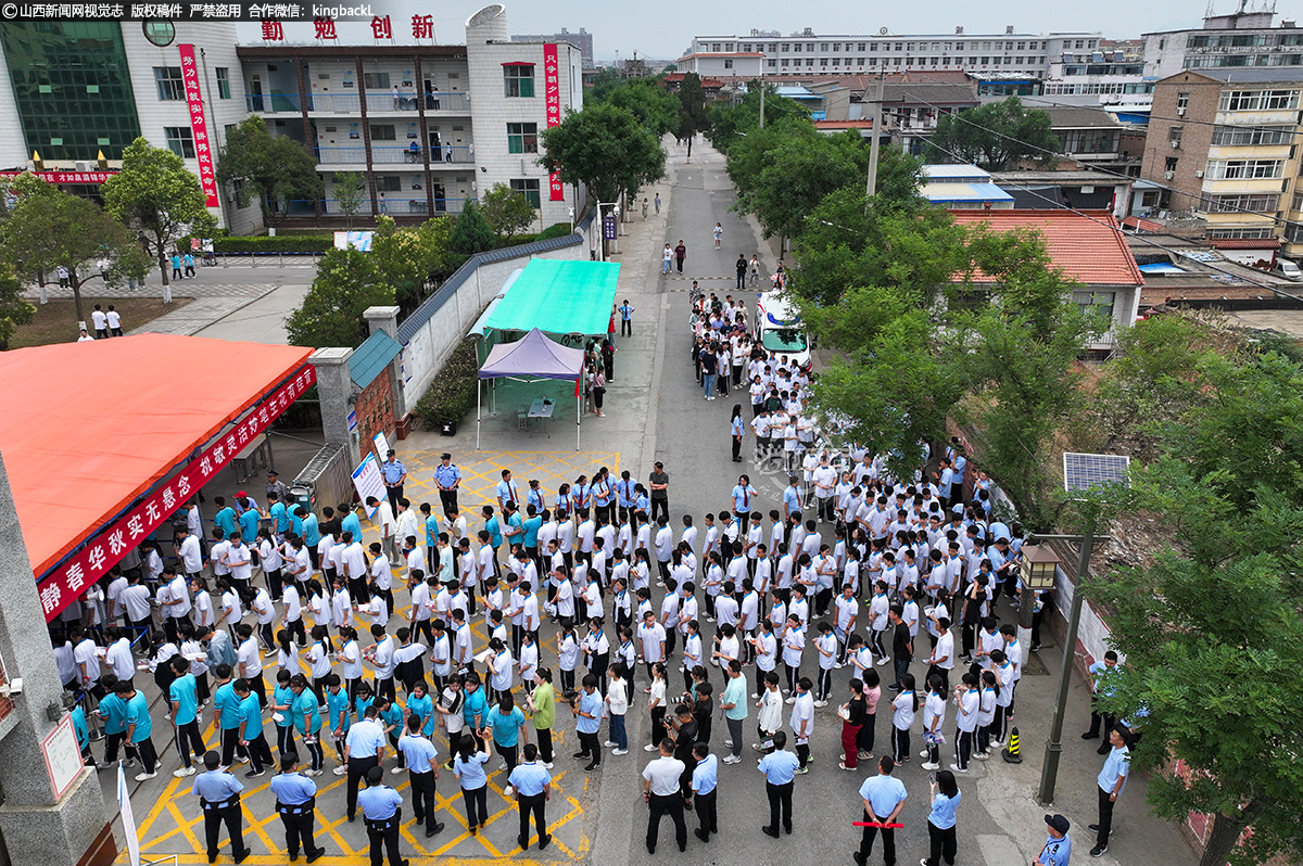      6月7日，山西省翼城县翼城中学考点，考生们有序的进入考场。（山西新闻网特约摄影师：胡波）