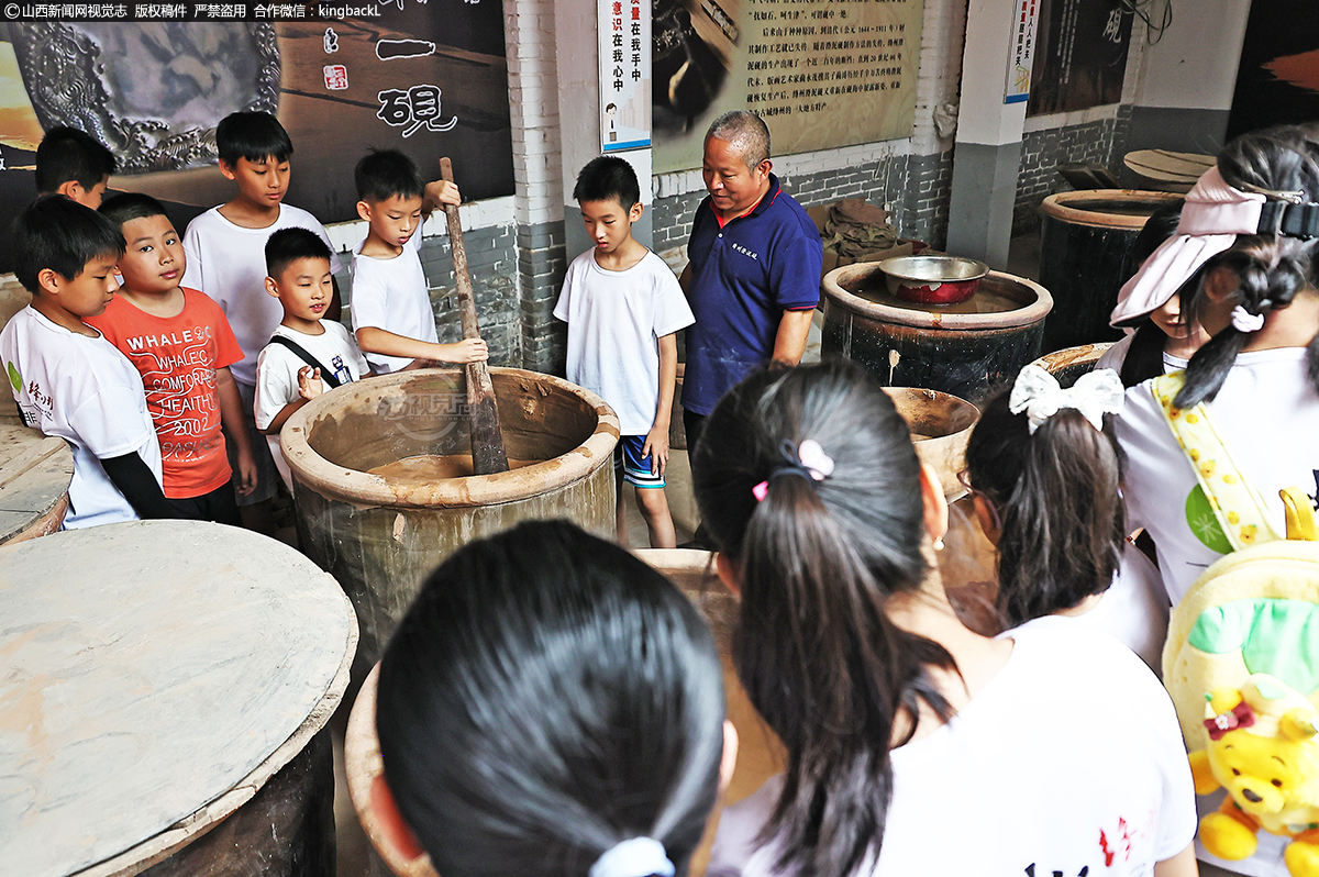      绛州澄泥砚是中国历史上著名的“四大名砚”之一，产于山西省运城市新绛县，其制作技艺孕于秦汉，兴于唐，盛于宋，明代时已炉火纯青，于明末清初时失传。深圳市米艺游非遗研学之旅的中小学生来到运城市新绛县中国绛州澄泥砚文化产业园基地体验制作绛州澄泥砚澄泥技艺。绛州澄泥砚以汾河下游的澄泥为原料，经过特殊的焙烧工艺制成。