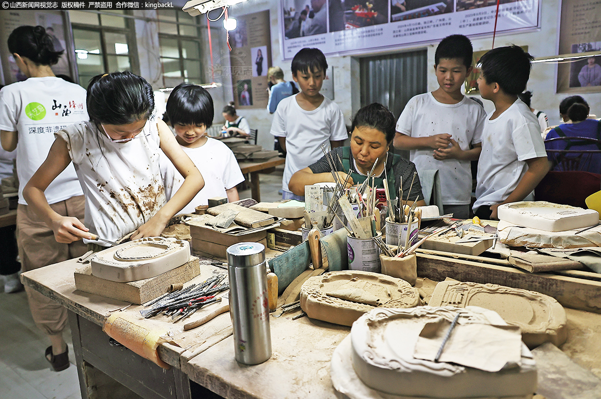      学生们满怀好奇与热情，投身于绛州澄泥砚雕刻技艺的体验之中。他们手中的刻刀轻轻游走在细腻的澄泥之上，每一笔每一划都承载着对传统工艺的敬仰与探索。