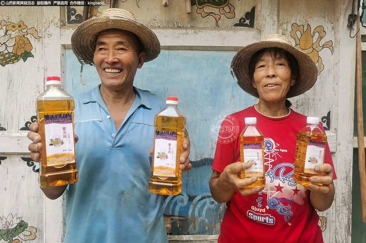      然而，‌收获后的紫苏产品需要卖出去，‌市场和客户是他们面临的新挑战。‌起初，‌他们在附近农贸市场售卖，‌但销量有限。‌随后，‌杨东辉利用互联网拓展销售渠道，‌在电商平台上注册店铺，‌详细介绍产品特点，‌逐渐获得网络订单。