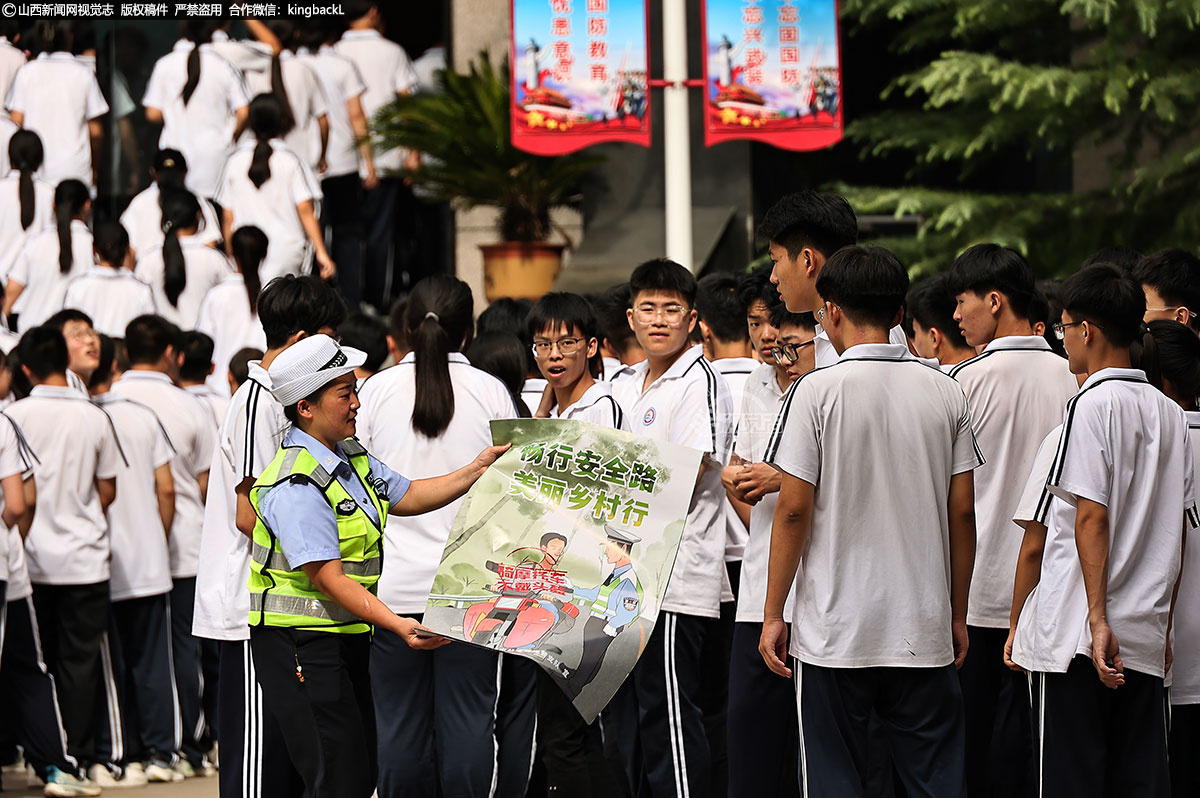      活动当天，小分队的民辅警们通过专题讲座、现场讲解、发放宣传画等多种形式，为新生们普及了交通安全法规和常识。