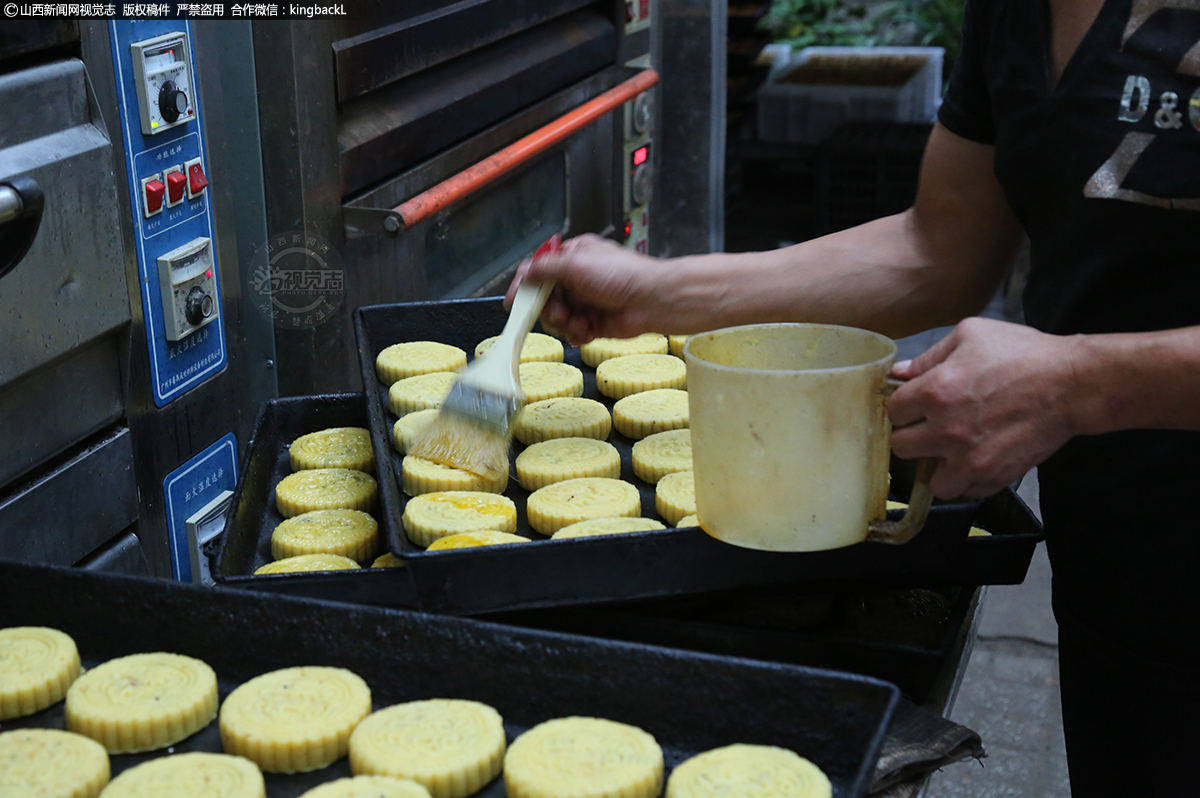      晋式月饼要数五仁月饼最具代表性，五仁月饼不仅象征着月圆，寄托了家人团圆，更意味着小康梦圆。