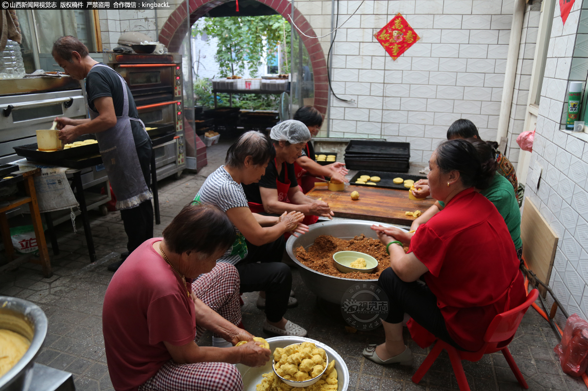      在山西省太原市晋源区王郭村，非遗晋王福饼制作技艺第7代传承人王秋仙的月饼工坊内，一派繁忙的景象。