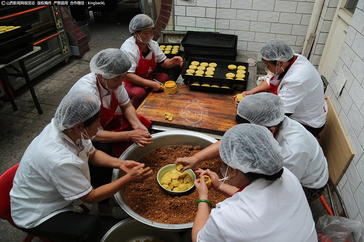      根据当地的饮食习惯，他们的制作工艺再度升级，让老月饼有了新味道。王秋仙用饴糖、蜂蜜、白糖、柠檬一起熬制成转化糖浆。加入面粉里，能有效锁住油分和水分，回油率高，让面皮越放越绵软，而不会越放越硬。