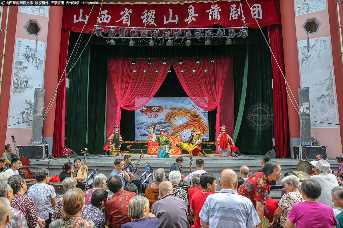      9月17日中午，农历八月十五中秋佳节，稷山县蒲剧团在东北街村舞台倾情上演经典蒲剧《提刀》、《辕门斩子》。此次演出不仅为村民们带来了节日的欢乐，更丰富了村民们的文化生活，传递了中秋团圆的温情。（■山西新闻网特约摄影师：史云平）