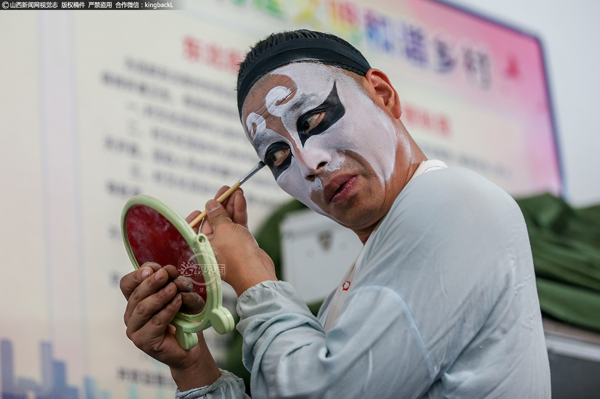      因为妆容非常耗时，所以演出前，很多敬业的演员们提前很长时间就把妆画好。