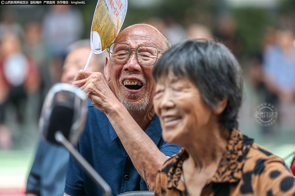      演员们在舞台上灵活机动，动作熟练自如，配合默契，让观众看得心潮澎湃。