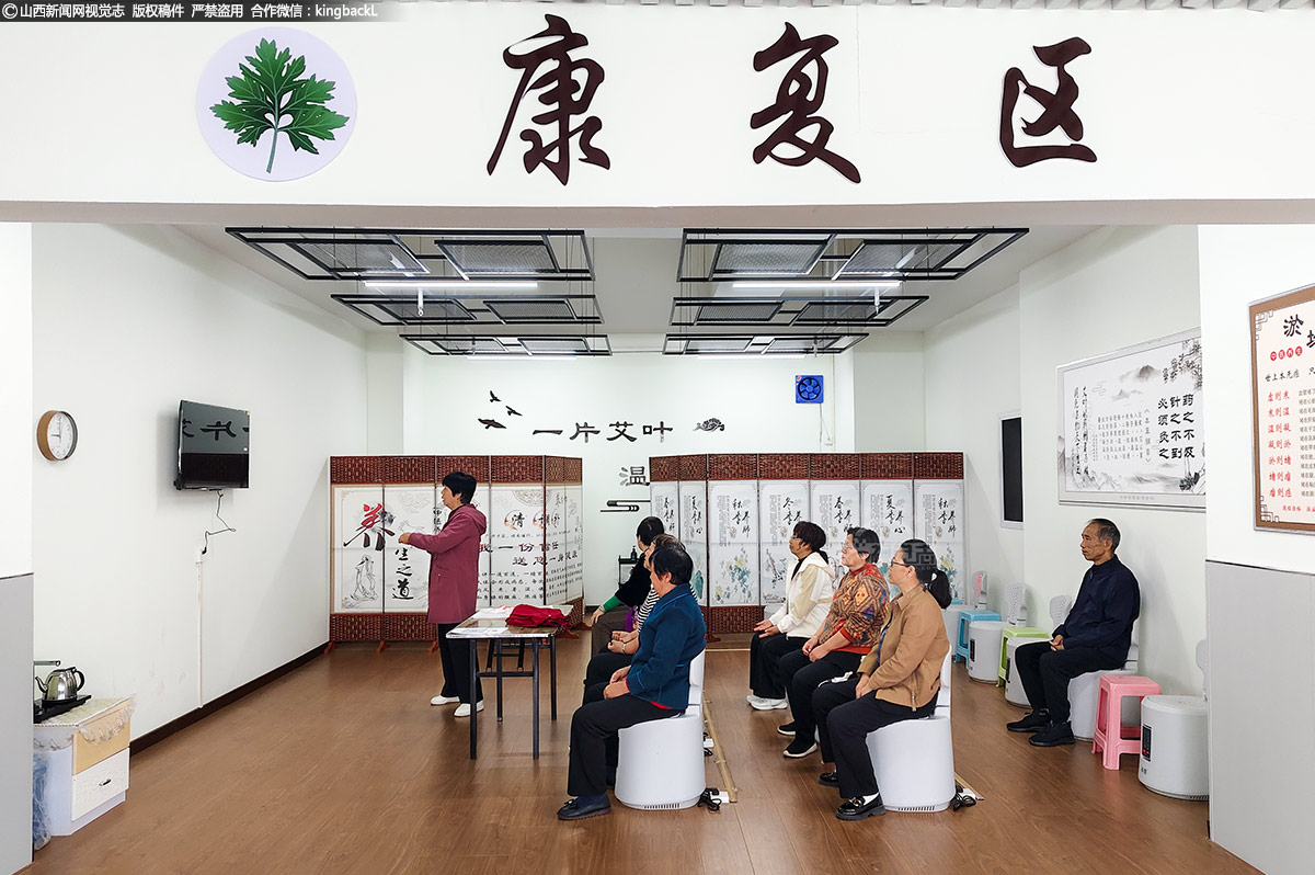     68岁的退休干部王大姐满脸笑意地说：“在这里，我不仅可以享受美味三餐，还能读书看报、唱歌跳舞，接受康复理疗，真是比我想象中的退休生活更加多姿多彩！”王大姐的话语中充满了对社区康养中心的喜爱与满意。