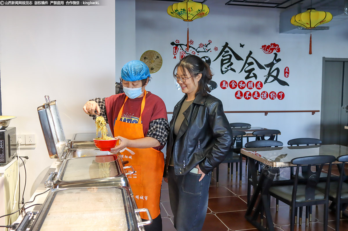      “在这里，老人们可以一边吃饭一边聊天，还能唱歌跳舞、看书下棋，这对于排解孤寂、改善心情有很多好处。为了方便老人们，我们还建立了社区群，有啥需求在群里说一声，我们就能送服务到家。比如，今天社区的陈女士因为工作原因无法照料父母，她就在群里说了一声，我们立刻就送去了两份午餐。”刘素强继续介绍道。